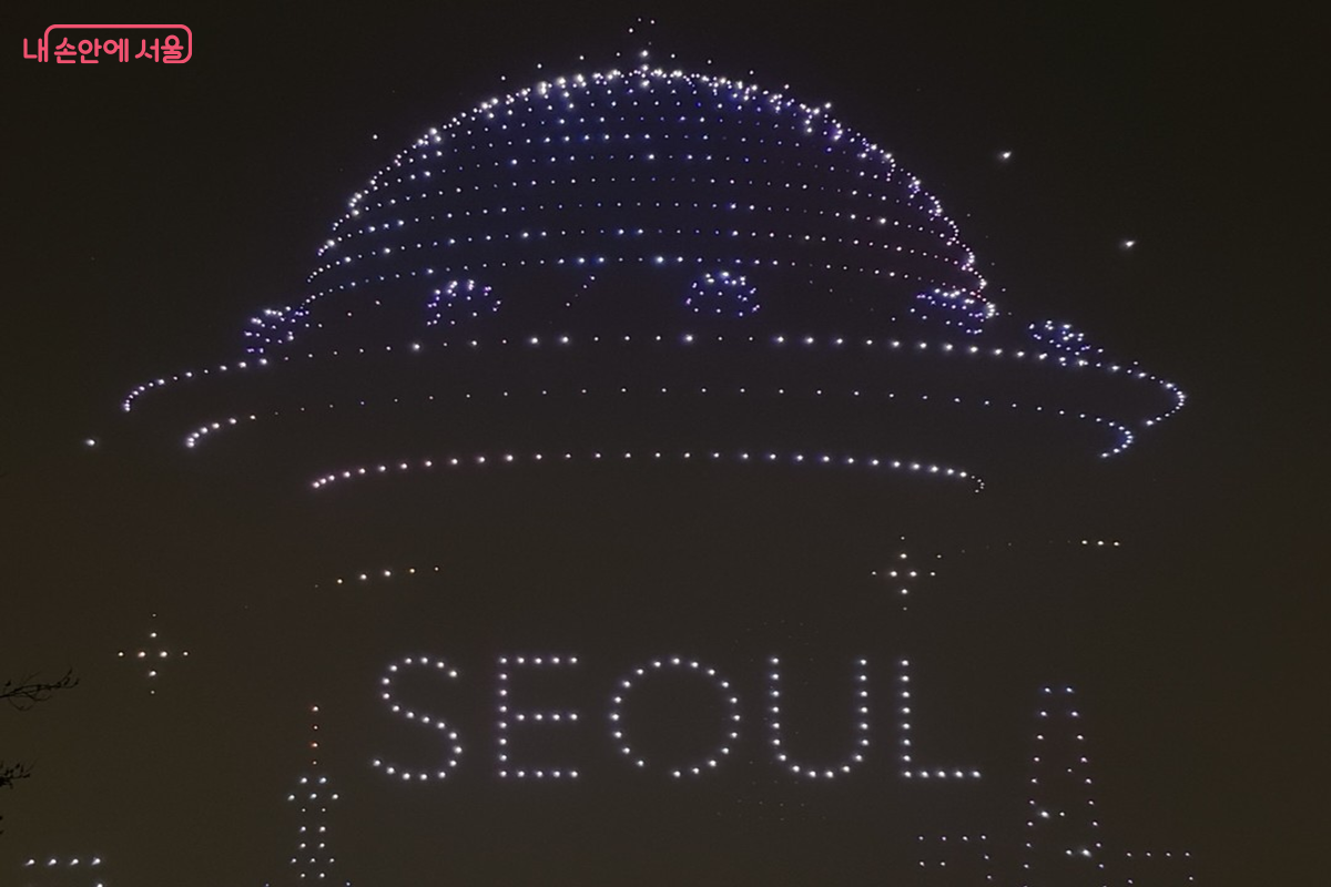한강 밤하늘을 수놓은 &lsquo;드론라이트쇼&rsquo; &copy;권혜원