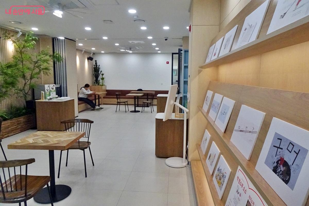 구립응암도서관 1층 '이음마당' ⓒ김종성