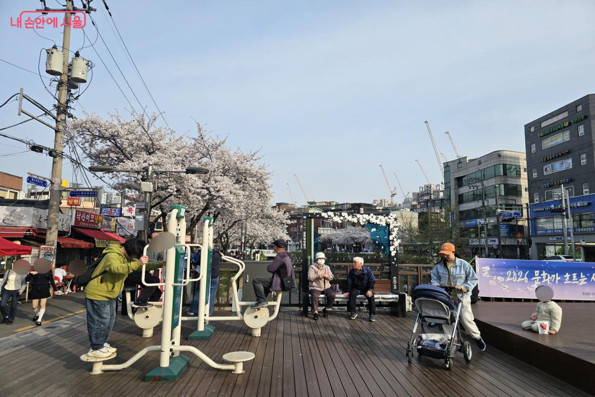 성북천 입구에서 운동기구를 타는 시민들 &copy;염지연