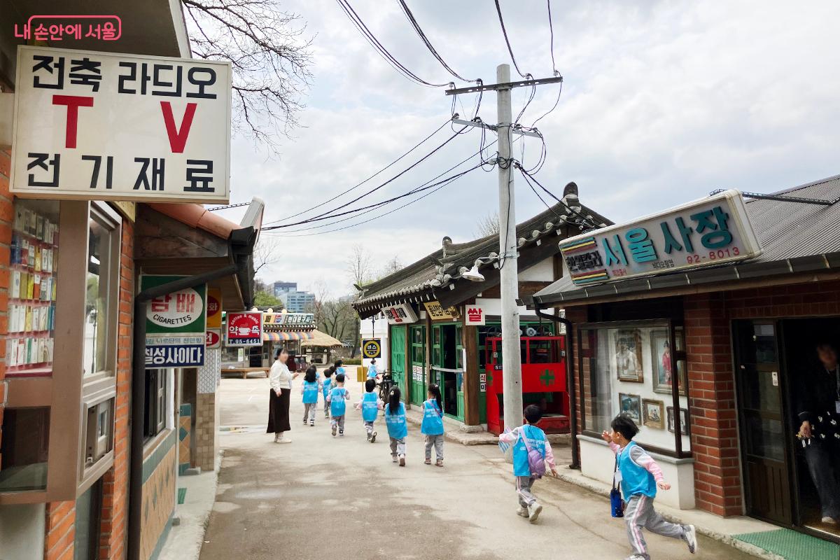 옛 골목길을 신나게 뛰노는 유치원생들의 현장 학습 ©이란