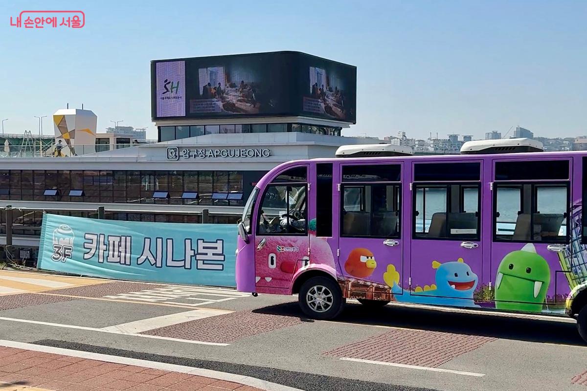 2026년 한강공원 순환관람차 &lsquo;한강 해치카&rsquo;가 운행을 시작했다. &copy;김미정