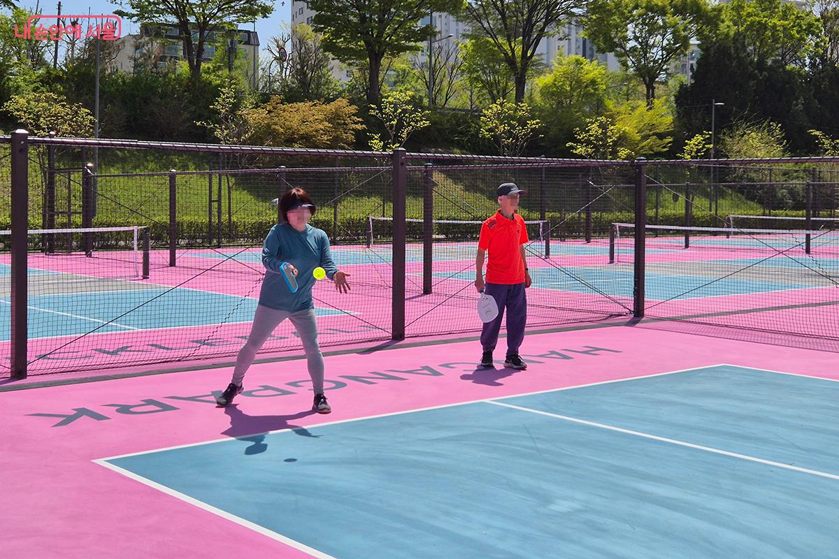 강바람을 맞으며 라켓을 휘두르는 기분은 실내에서는 느낄 수 없는 해방감을 선사한다. &copy;백승훈