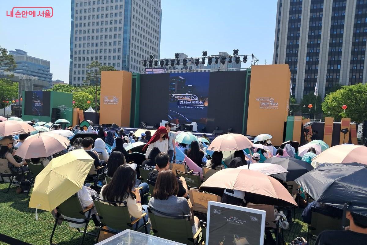 서울 야외도서관 광화문 책마당을 소개하는 대형 스크린 &copy;장형진