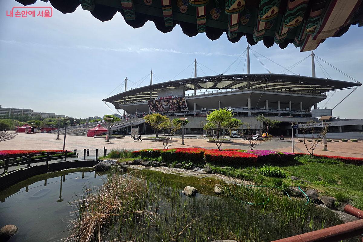 담소정에서 바라본 월드컵경기장, 방패연 형상의 지붕이 돋보인다. &copy;이정민