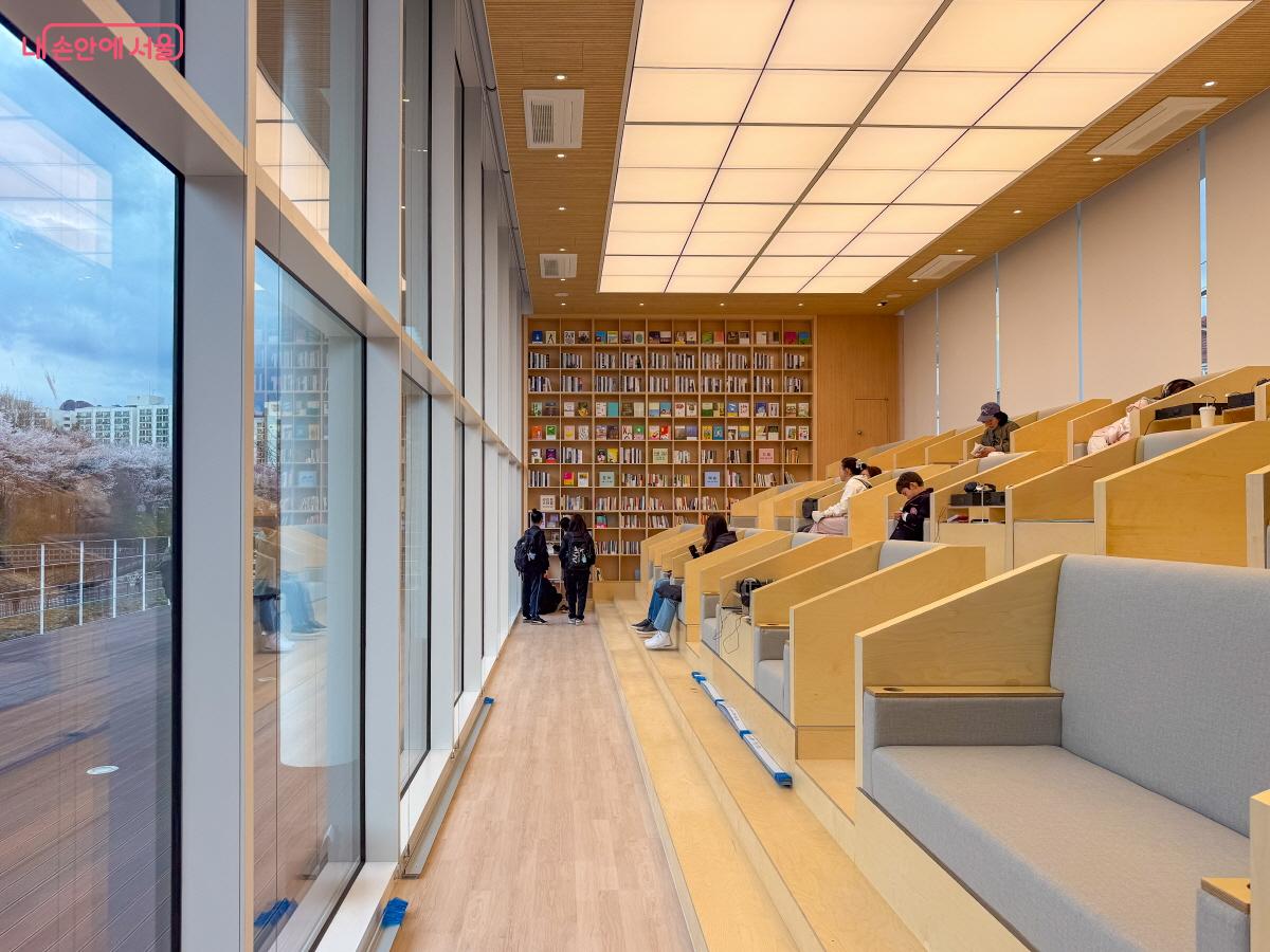 독서, 음악 감상이 가능한 북스텝