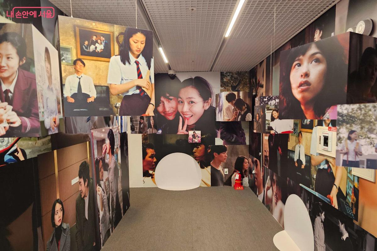 4층에 전시 중인 <기억의 프레임, 세 개의 조각> ©홍혜수