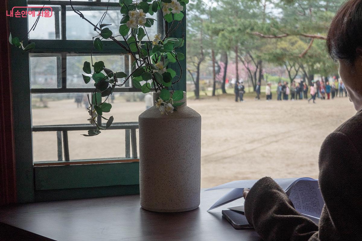 팔각형 누각 '팔우정' 안에서 필사하는 모습 &copy;김인수