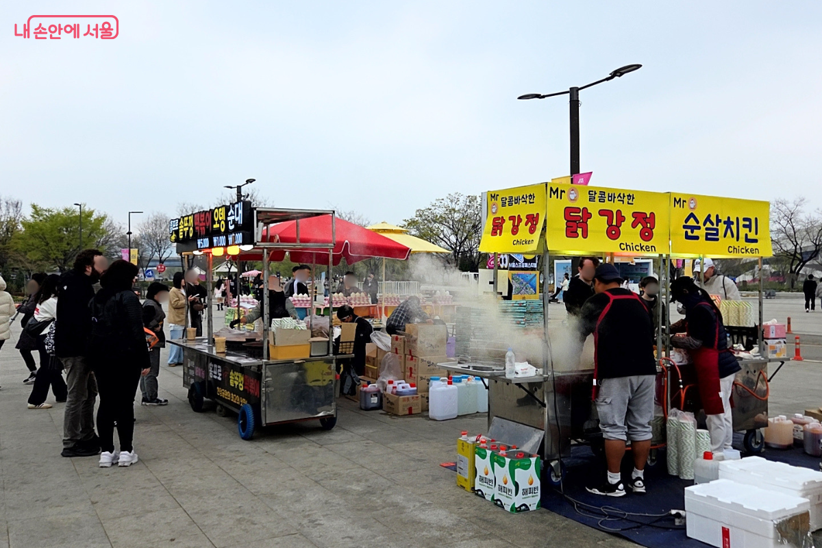 시민들이 한강공원에서 간식을 사고 있는 모습 ⓒ김승아