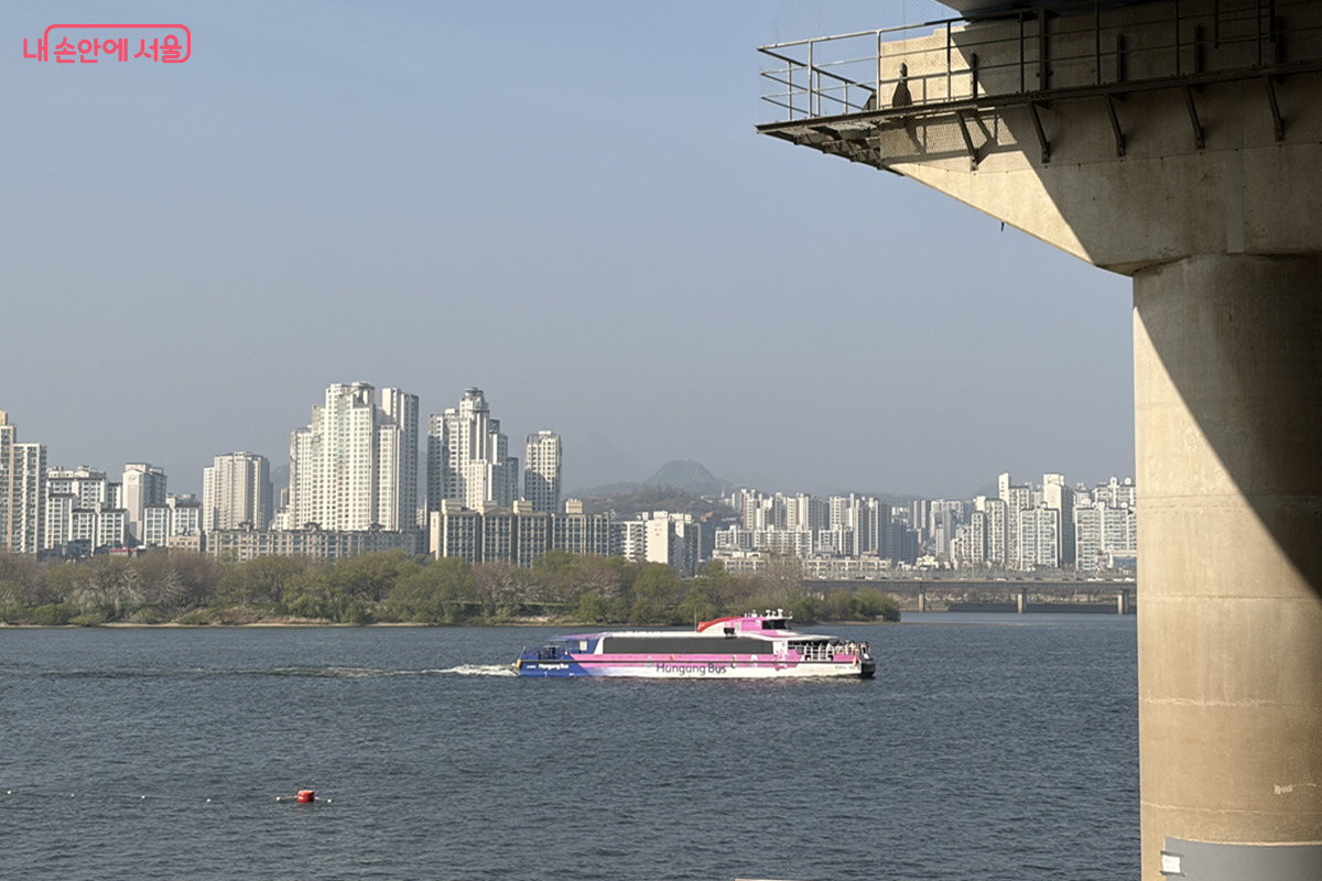 한강 위를 운행하는 '한강버스' ©김경선