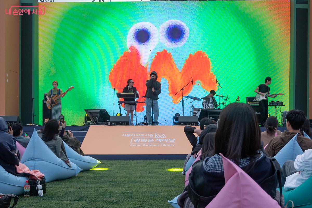 오인조 인디팝 밴드 아도이가 개장기념 공연을 하고 있다 Ⓒ김인수