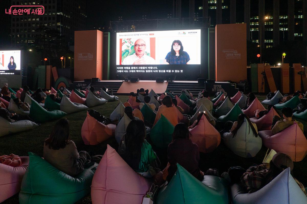 베르나르 베르베르와 이다혜 작가가 특별 온라인 대담을 하고 있다 Ⓒ김인수