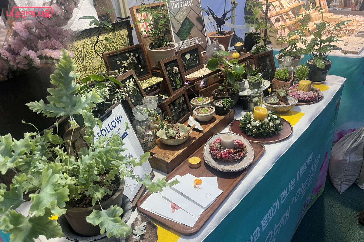 봄꽃 사이로 펼쳐진 아트마켓, 작품을 보고 체험하며 특별한 시간을 보냈다. &copy;김연희