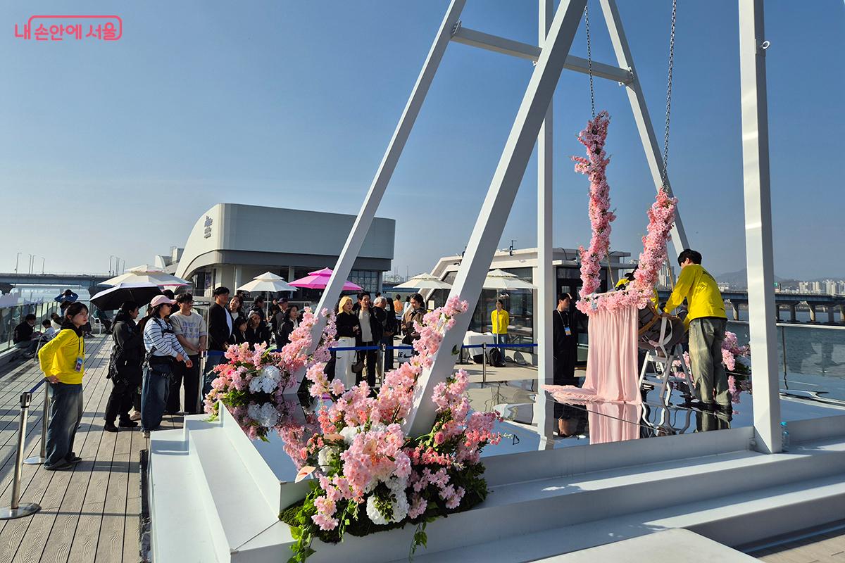여의도 선착장에 설치된 대형 꽃그네를 타며 춘향이가 된 듯한 기분도 느껴본다. ©이혜숙