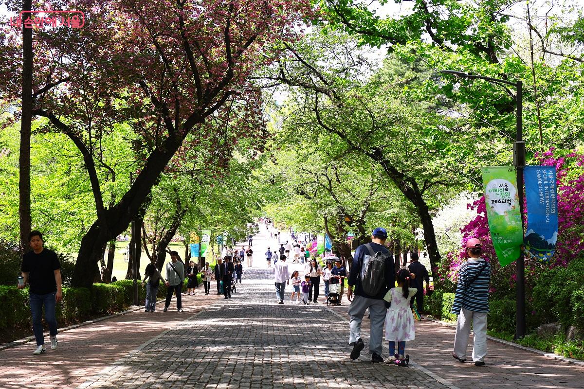 공원은 일상에 지친 시민들에게 휴식을 주는 초록 오아시스가 되었다. &copy;이봉덕