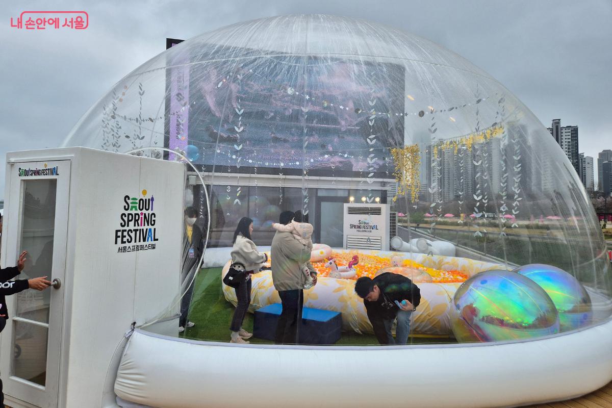 잠실 선착장 4층 옥상에 마련된 가족(Family) 놀이 체험 부스 ©이혜숙