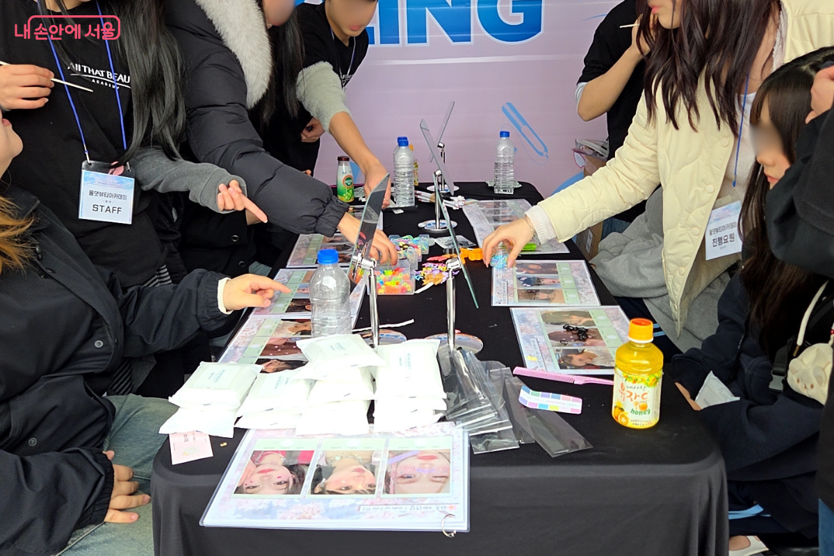 헤어체험을 하고 있는 시민들의 모습 ⓒ김승아