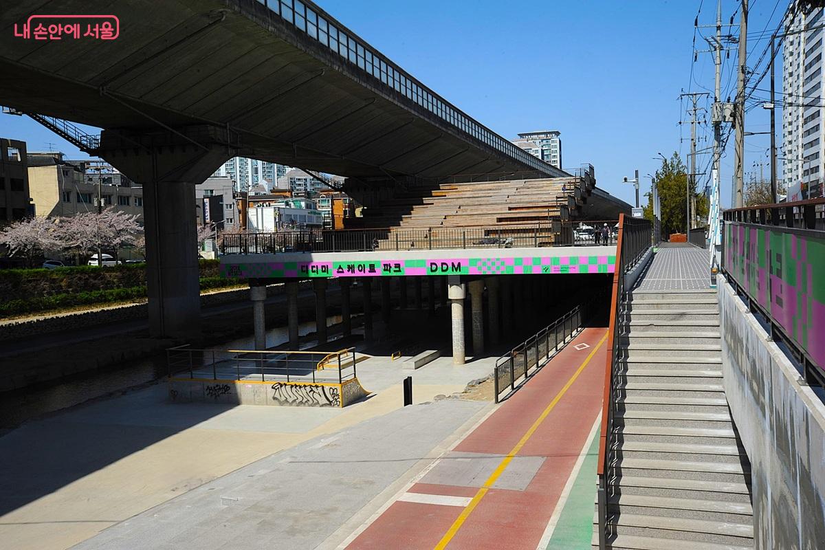 서울물빛나루 18호 디디미 스케이트 파크는 정릉천에 위치한다. ©조수봉