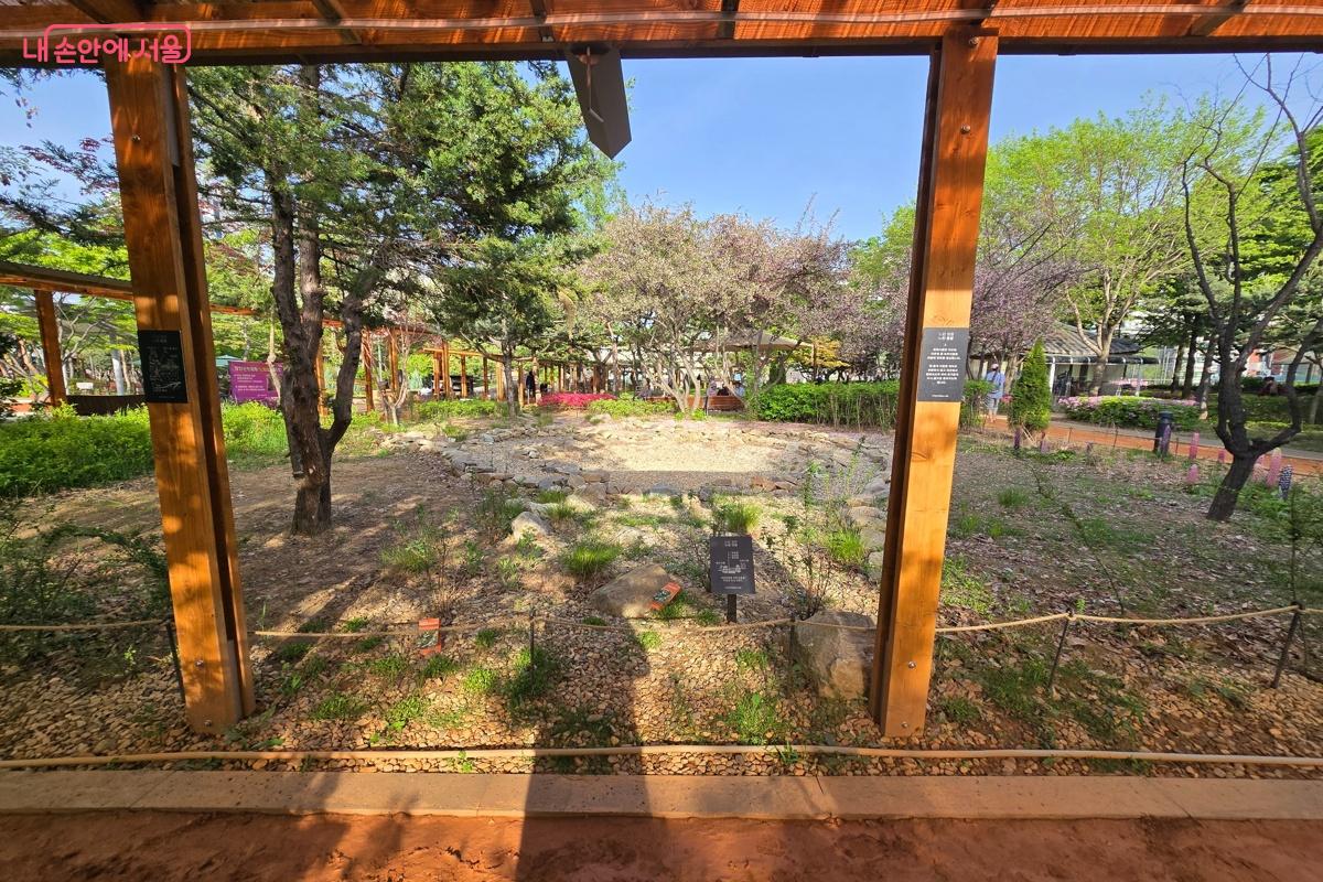 황톳길에서 바라본 느린정원의 전경 &copy;강사랑