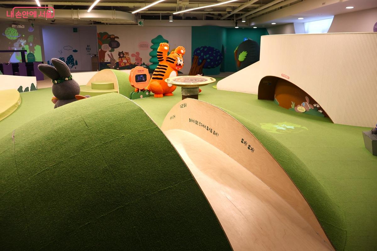 토끼의 언덕을 넘어, 달토끼와 산토끼와 함께 약초를 찾으러 가는 공간 &copy;김대진