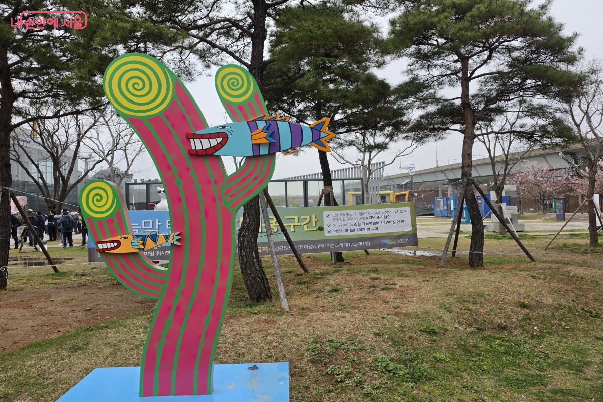 익살스러운 조각품.