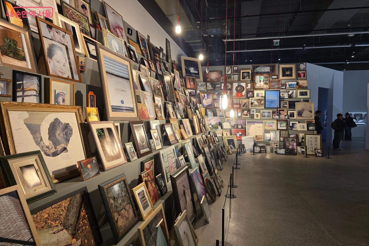이번 전시에는 약 450여 점의 액자가 펼쳐져 있어, 하나의 거대한 풍경처럼 느껴진다. &copy;강사랑