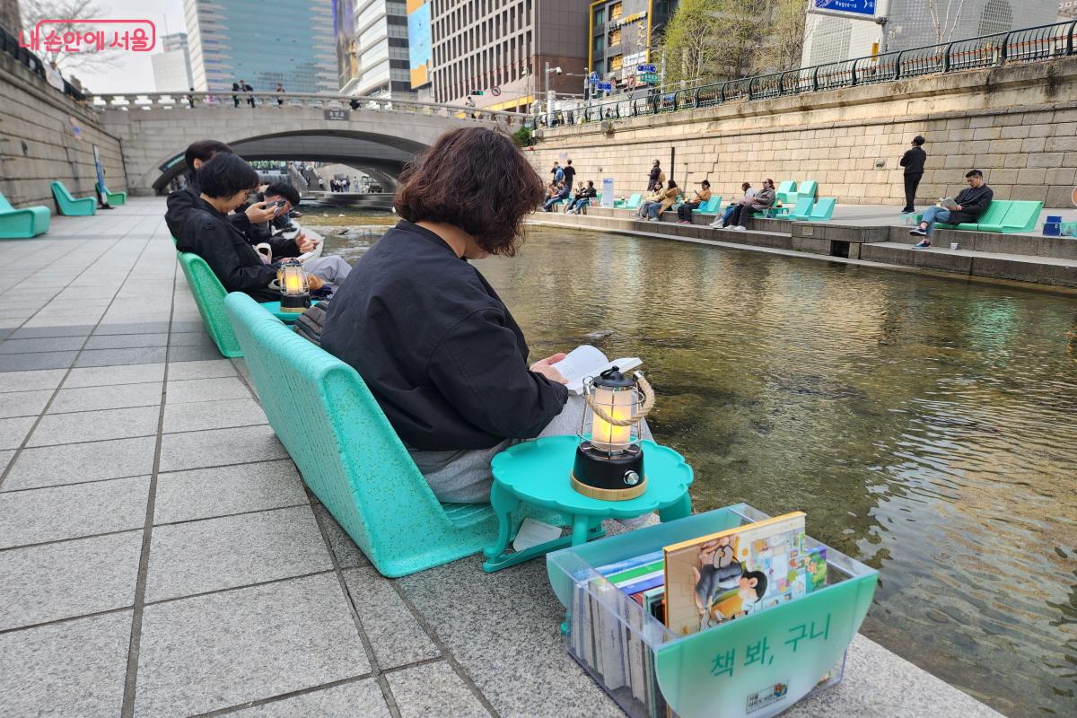 '책봐, 구니'에서 꺼낸 책을 끝까지 읽기 위해 '책읽는 맑은냇가'를 이틀 연속 방문했다. ⓒ윤혜숙