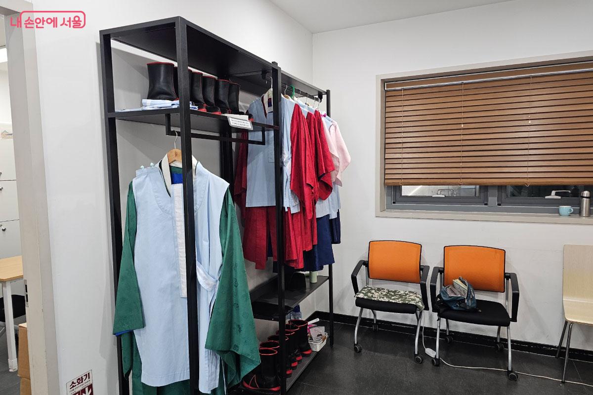 1층에서 할 수 있는 의관과 의녀 의상 체험 &copy;홍혜수