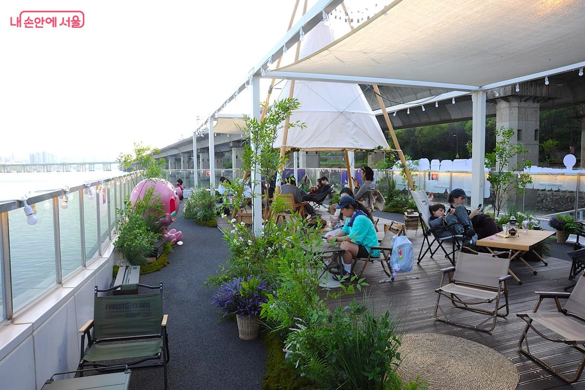 해가 지면 &lsquo;힐링라운지&rsquo;는 &lsquo;한강 힐링캠프&rsquo;로 변신한다. &copy;조수봉