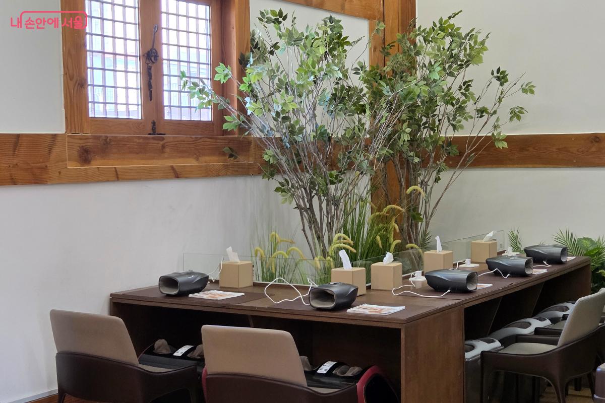 한방 손팩과 온열 손&middot;발 마사지기 체험을 할 수 있는 공간 &copy;이다현