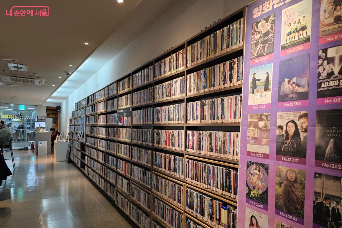 수많은 영상과 책을 감상할 수 있다. ©홍혜수