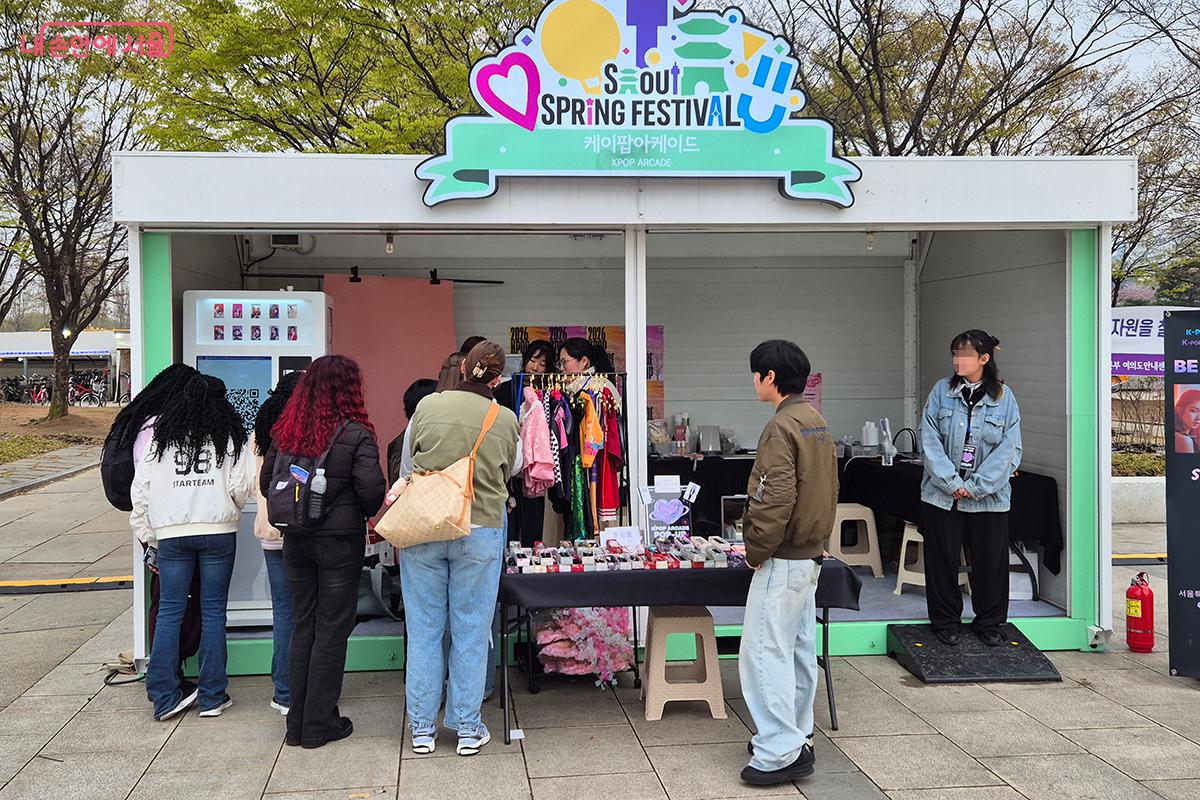 행사가 열리는 여의도 한강공원에는 각종 참여 행사와 굿즈 판매등 다양한 볼거리가 시민들의 눈길을 끌었다.