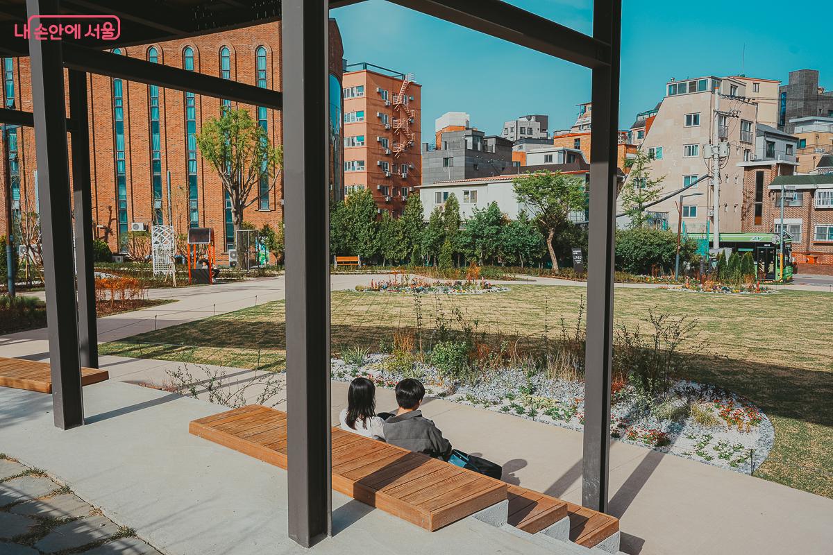 잠시 쉬어갈 수 있도록 곳곳에 마련된 벤치와 휴게 공간 &copy;김성무