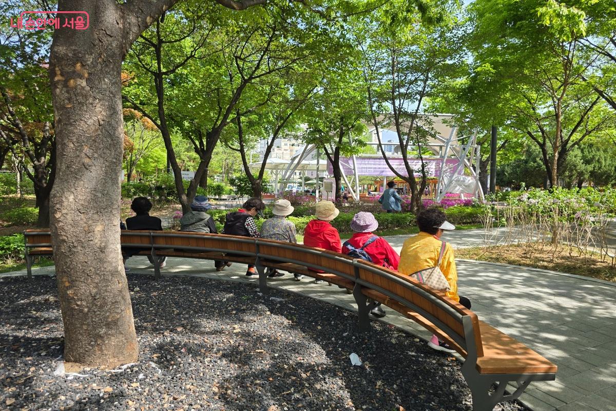 동네 주민들에게 없어서는 안될 명소로 자리매김하고 있다. &copy;강사랑