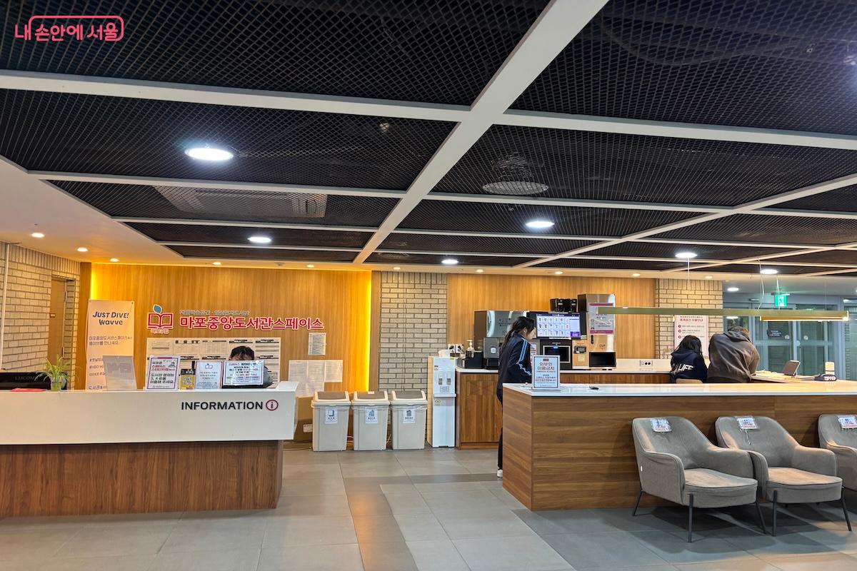 일반 스터디카페 못지 않은, 680여 석의 좌석을 갖춘 마포중앙도서관스페이스 내부 &copy;이혜원