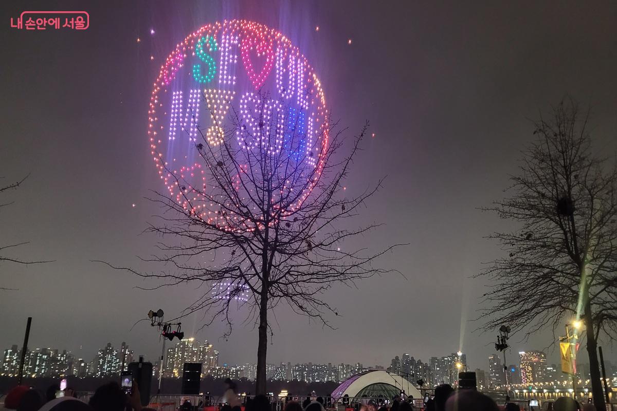 드론 1,200대가 &lsquo;SEOUL MY SOUL&rsquo; 문구를 표현한 모습 &copy;조연