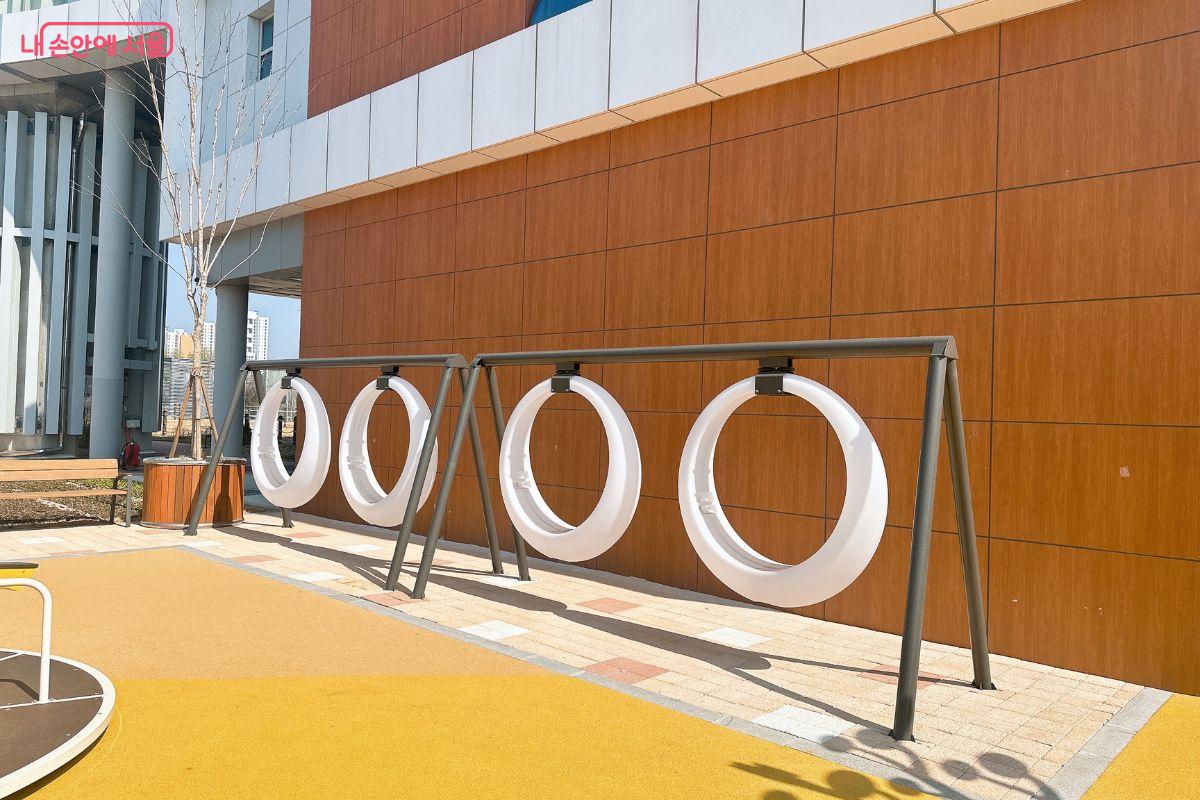 독특한 모양의 벤치에서 휴식을 취할 수 있다. &copy;김재형