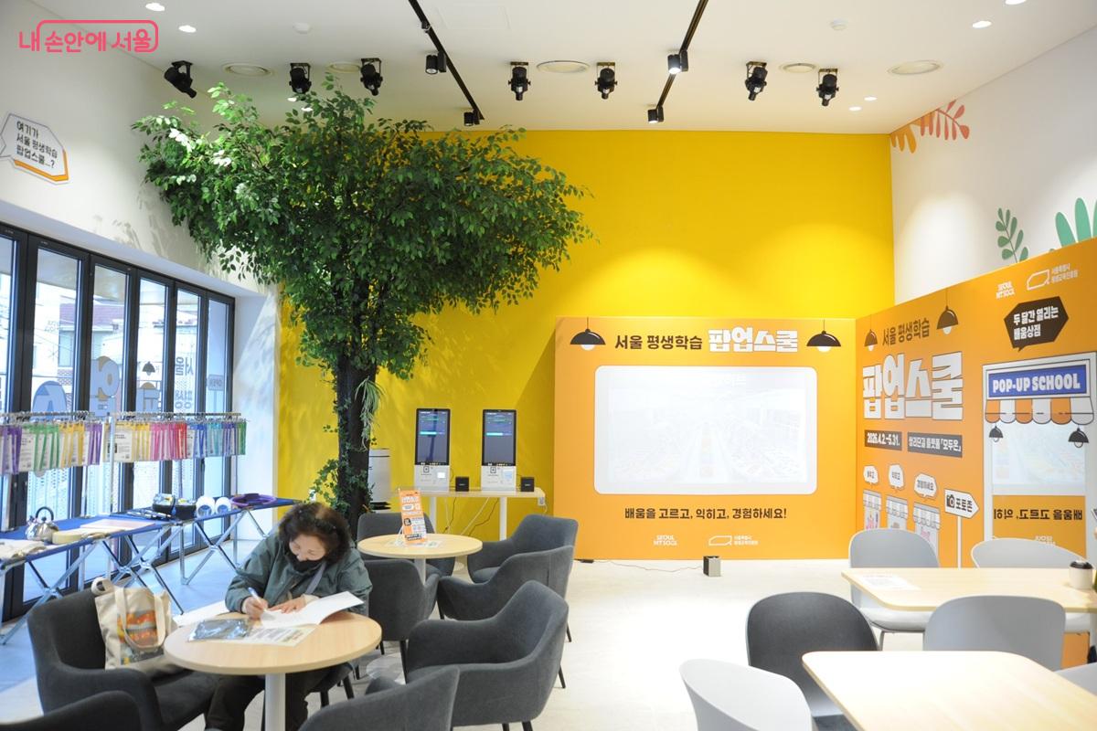 플랜테리어 분위기의 ‘모두온’ 오픈 라운지 ©조수봉