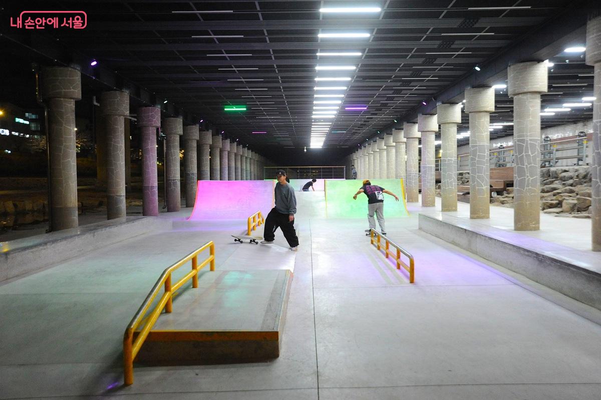 청소년들이 스케이트보드를 즐기고 있다. &copy;조수봉