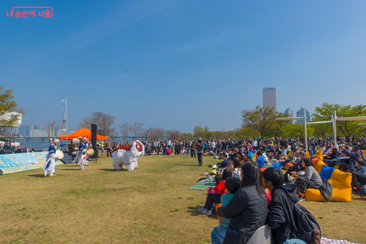 해군 홍보대의 풍물놀이와 사자춤 공연