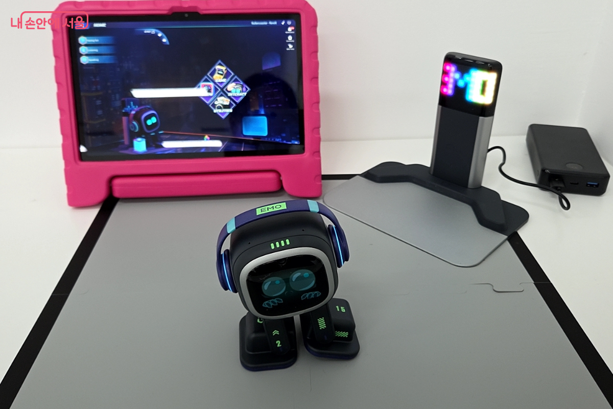 EMO와 게임을 하고 있는 모습 ©김승아