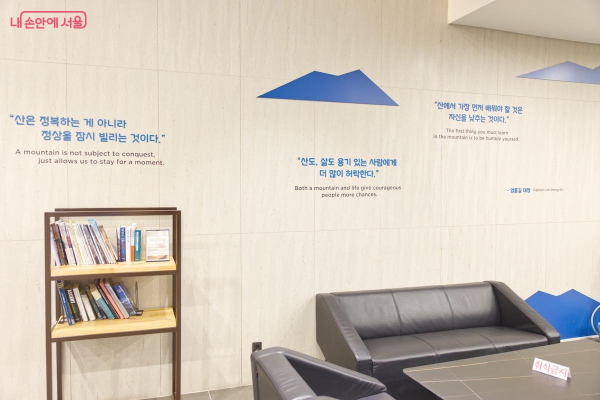 1층에 휴게 공간이 깨끗하게 정비 되어 잘 활용되고 있었다. ©서지희