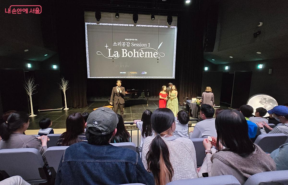 오페라 공연이 끝나고 관객들과 소통 중이다. &copy;조성희