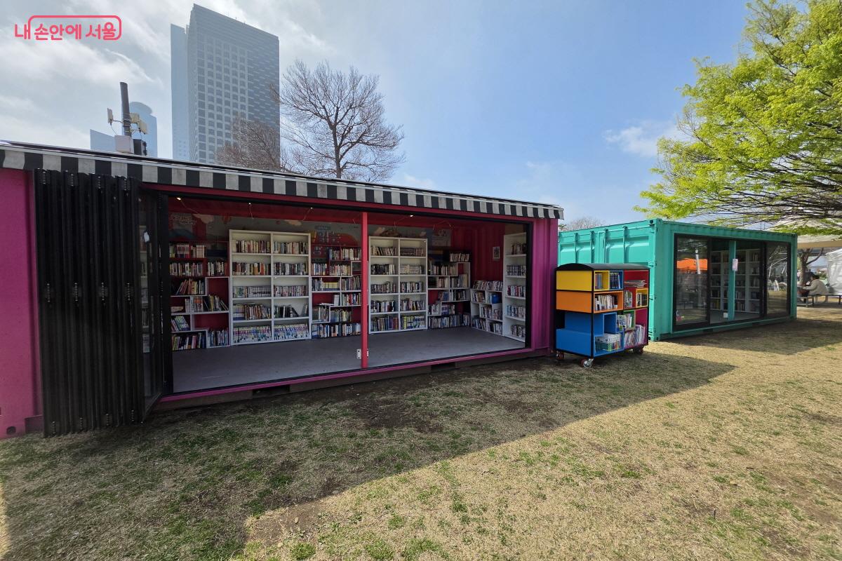 컨테이너에 놓인 책들.