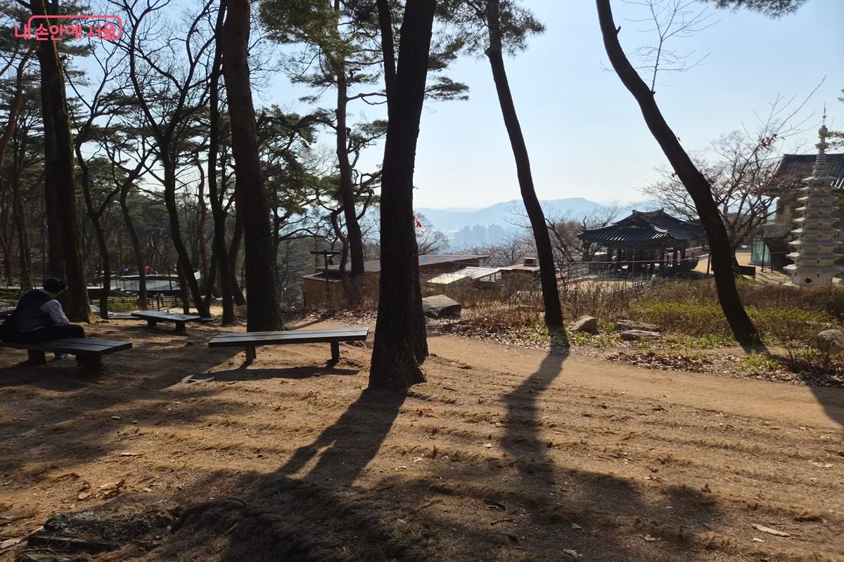 서울둘레길 12코스를 따라 걷다 보면 호압사로 이어진다. &copy;최현우