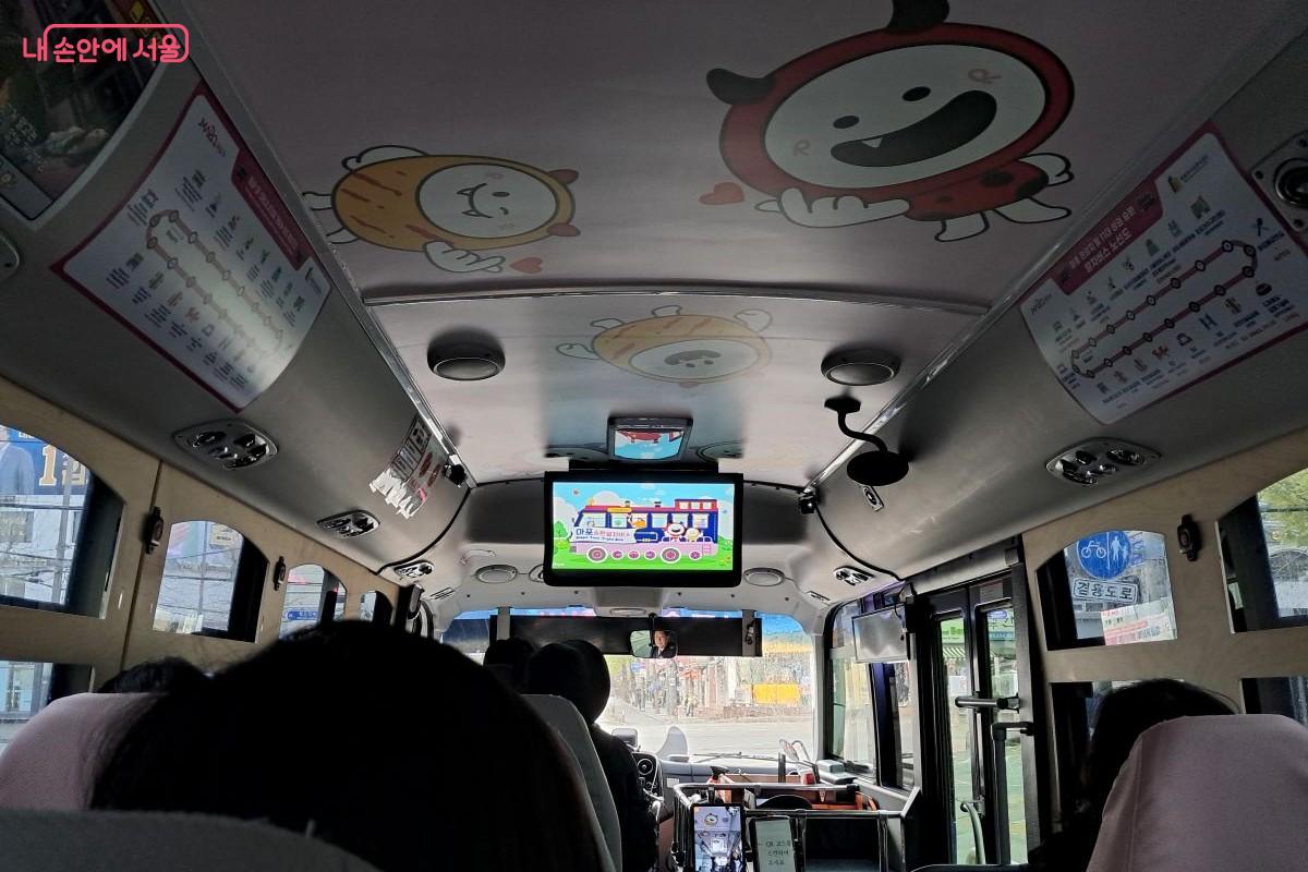 스마트한 시각 정보와 낭만적인 풍경을 느낄 수 있는 순환열차버스 실내 공간