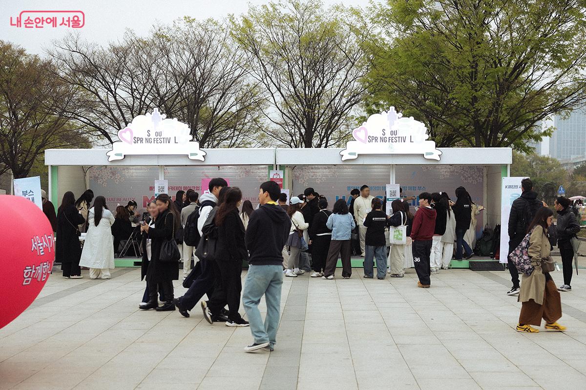 한편에는 메이크업, 헤어 등을 체험할 수 있는 부스가 마련되어 외국인 관광객들의 관심을 끌었다. ©김아름