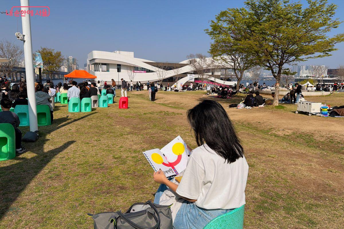 꽃바람과 함께 한강에서 독서, 놀이를 함께 즐길 수 있어 매주 토요일이 기다려진다. ⓒ노윤지