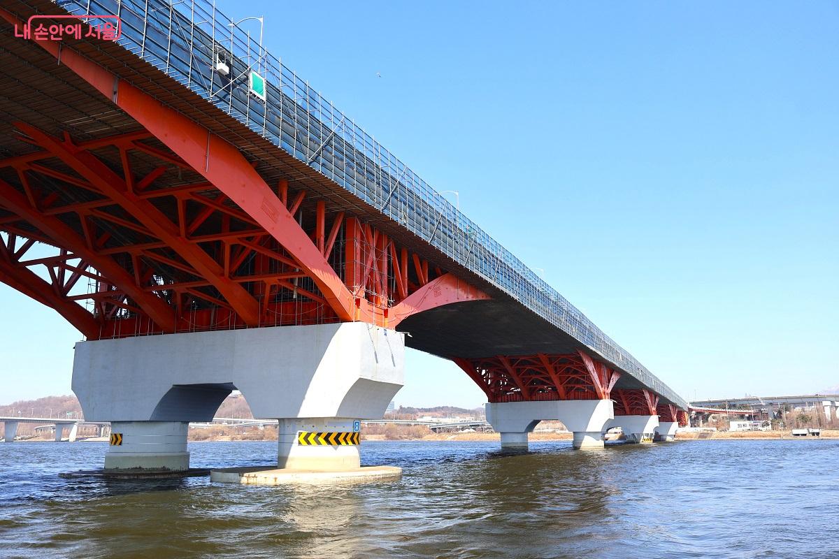 한강버스 타고 만나는 푸른 강물 위 각양각색의 한강 교량들. 강렬한 붉은색 트러스 구조가 인상적인 성산대교의 웅장한 하부 모습 ⓒ이봉덕
