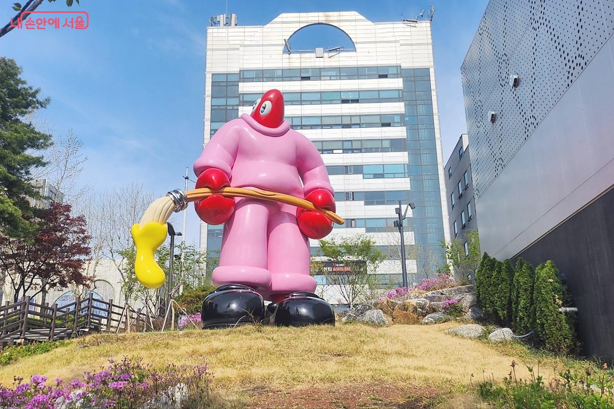 석촌호수 산책길에서 볼 수 있는 조각작품 '예술가' ⓒ박은영
