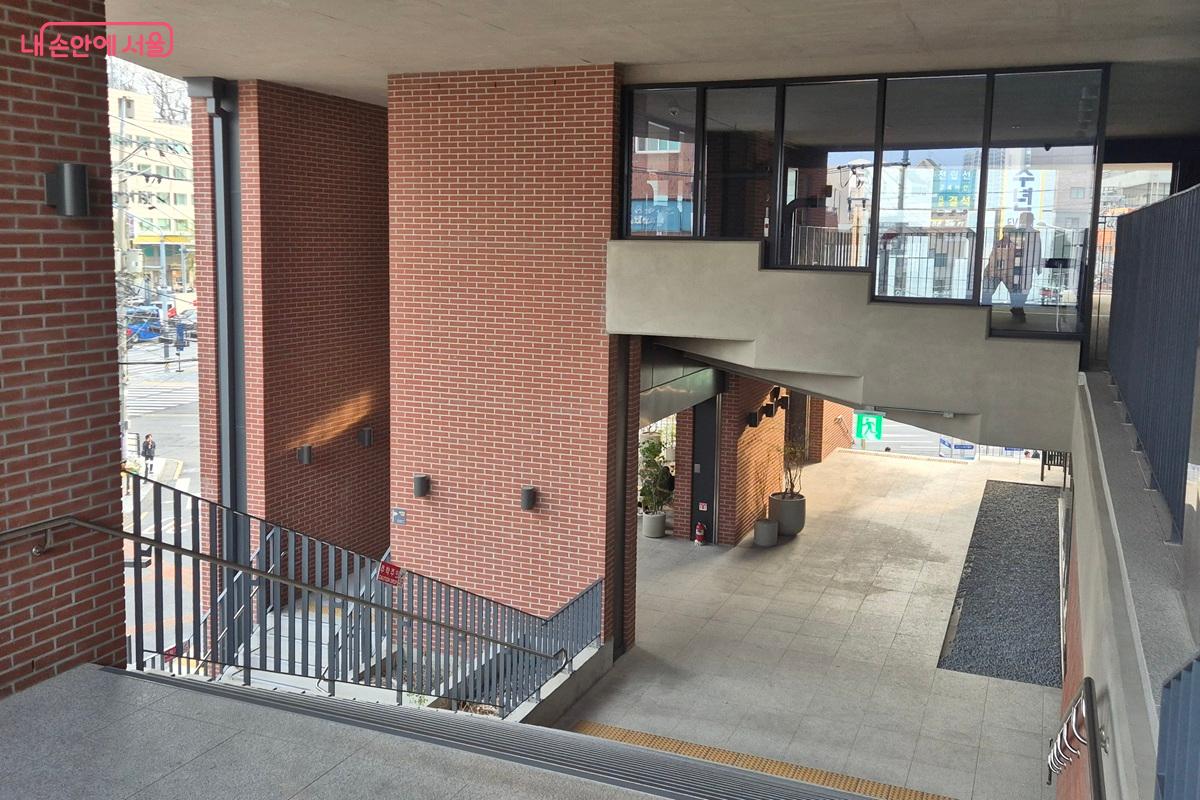 &lsquo;천 개의 월&rsquo;은 다양한 방식으로 공간을 구성하며 연극적인 분위기를 만들어낸다. &copy;마가은